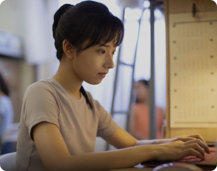 用户在学生宿舍使用华为移动路由 5 连接笔记本，展示了华为移动路由 5 随时随地高速上网