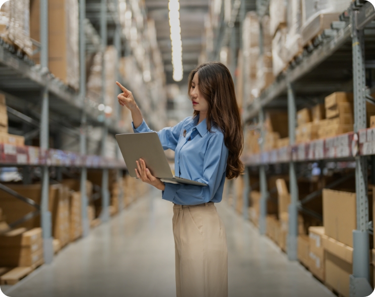 用户在工业仓库使用华为移动路由 5 连接笔记本，展示了华为移动路由 5 随时随地高速上网