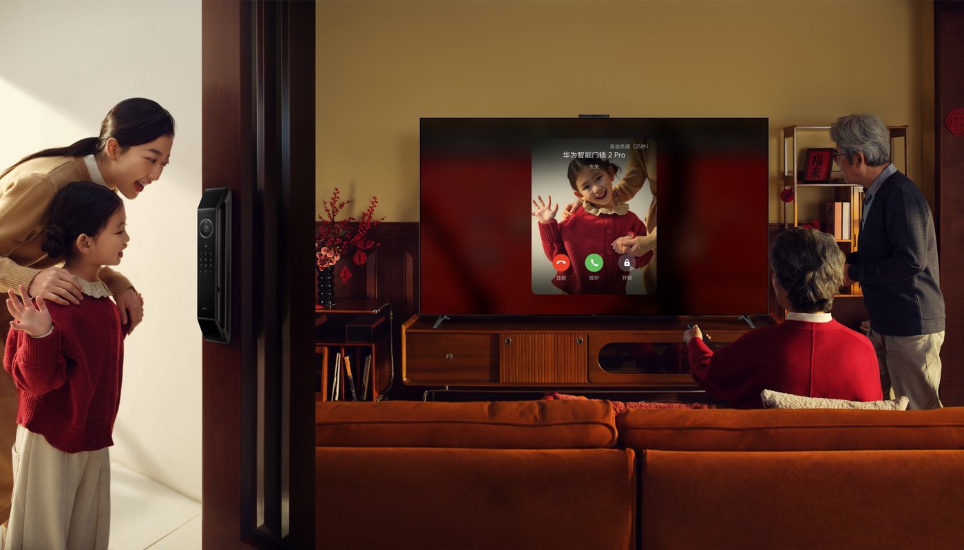 用户使用智慧屏查看门外情况，展示了华为智能门锁 2 Pro 智慧屏画中画功能