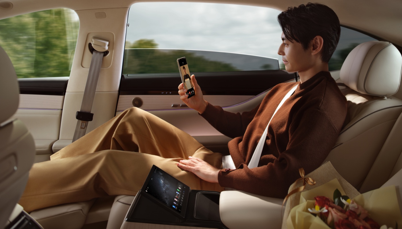 用户使用手机远程查看门外情况，展示了华为智能门锁 2 Pro 手机远程可视对讲与解锁功能