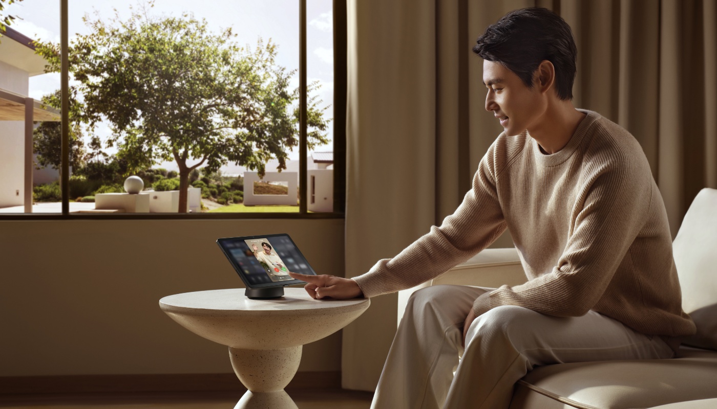 用户使用中控屏查看门外情况，展示了华为智能门锁 2 Pro 中控屏画中画功能