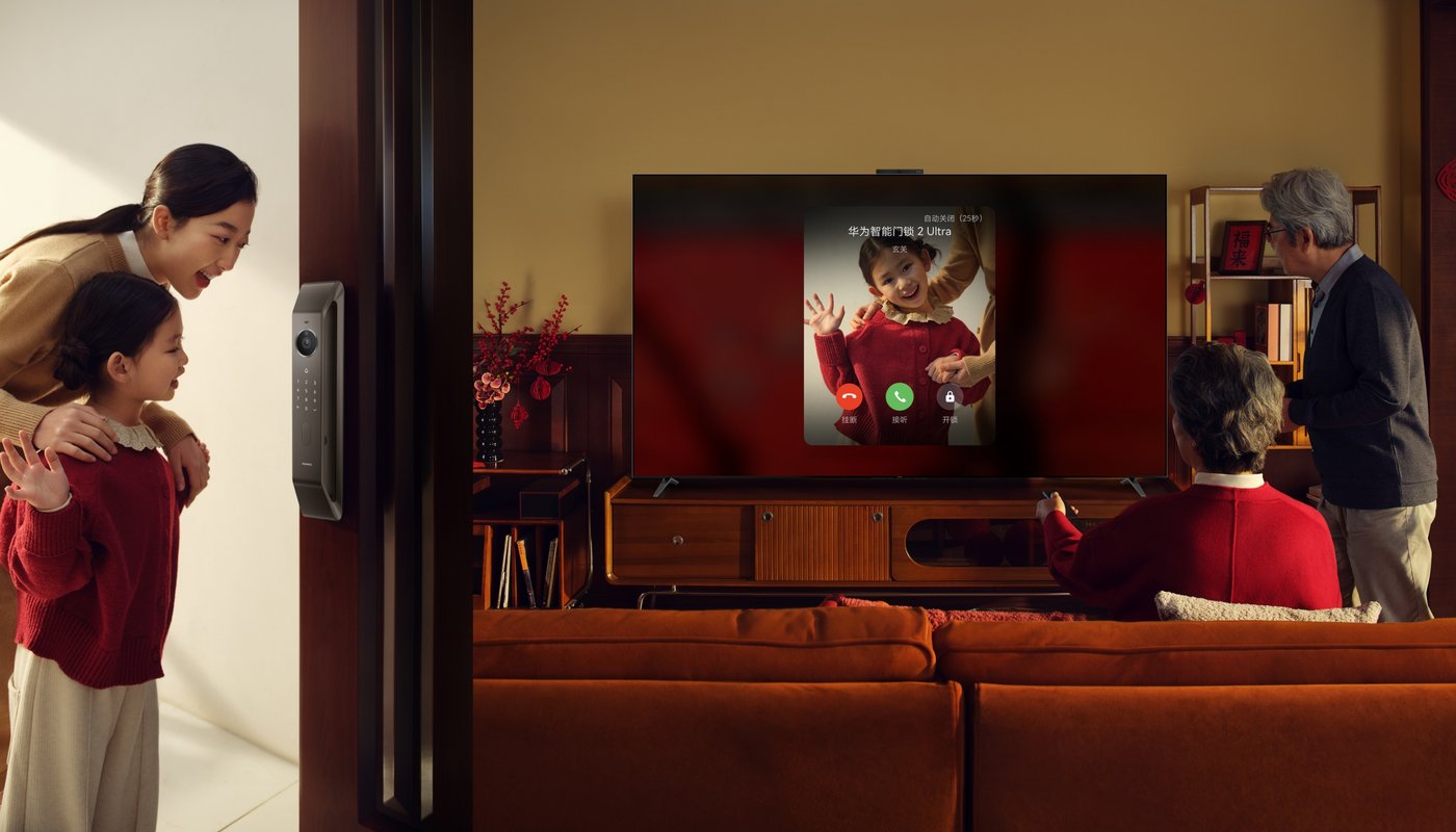 用户使用智慧屏查看门外情况，展示了华为智能门锁 2 Ultra 智慧屏画中画功能