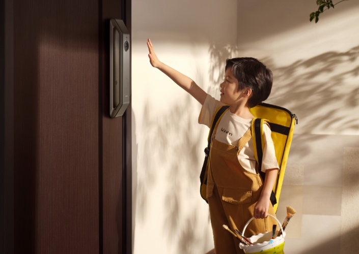 儿童使用掌纹识别解锁,展示了华为智能门锁 2 Ultra 的浅指纹幼儿友好特性