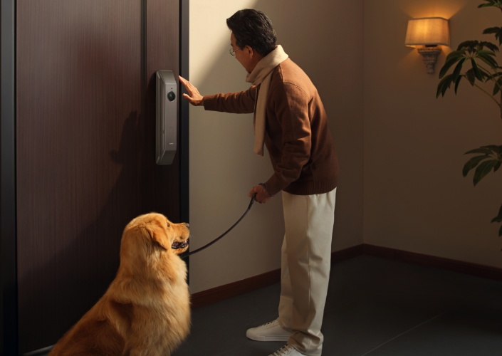 老人使用掌纹识别解锁,展示了华为智能门锁 2 Ultra 的无惧老人指纹磨损特性