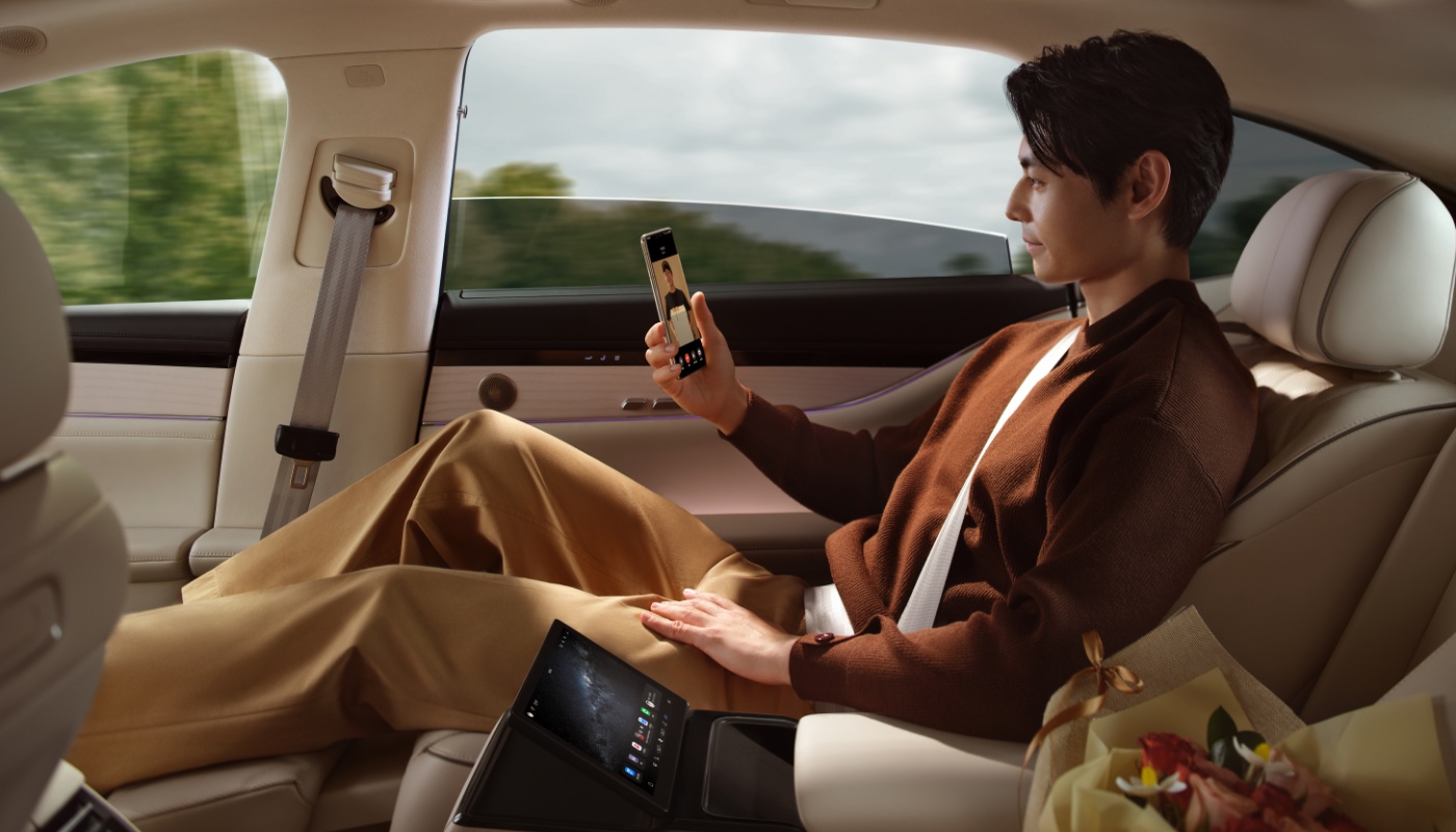 用户使用手机远程查看门外情况，展示了华为智能门锁 2 Ultra 手机远程可视对讲与解锁功能