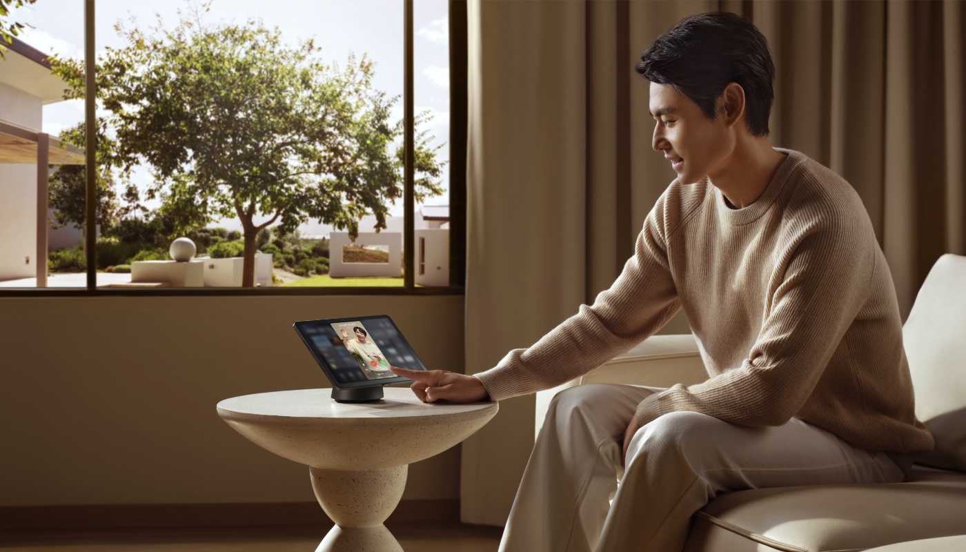 用户使用中控屏查看门外情况，展示了华为智能门锁 2 Ultra 中控屏画中画功能