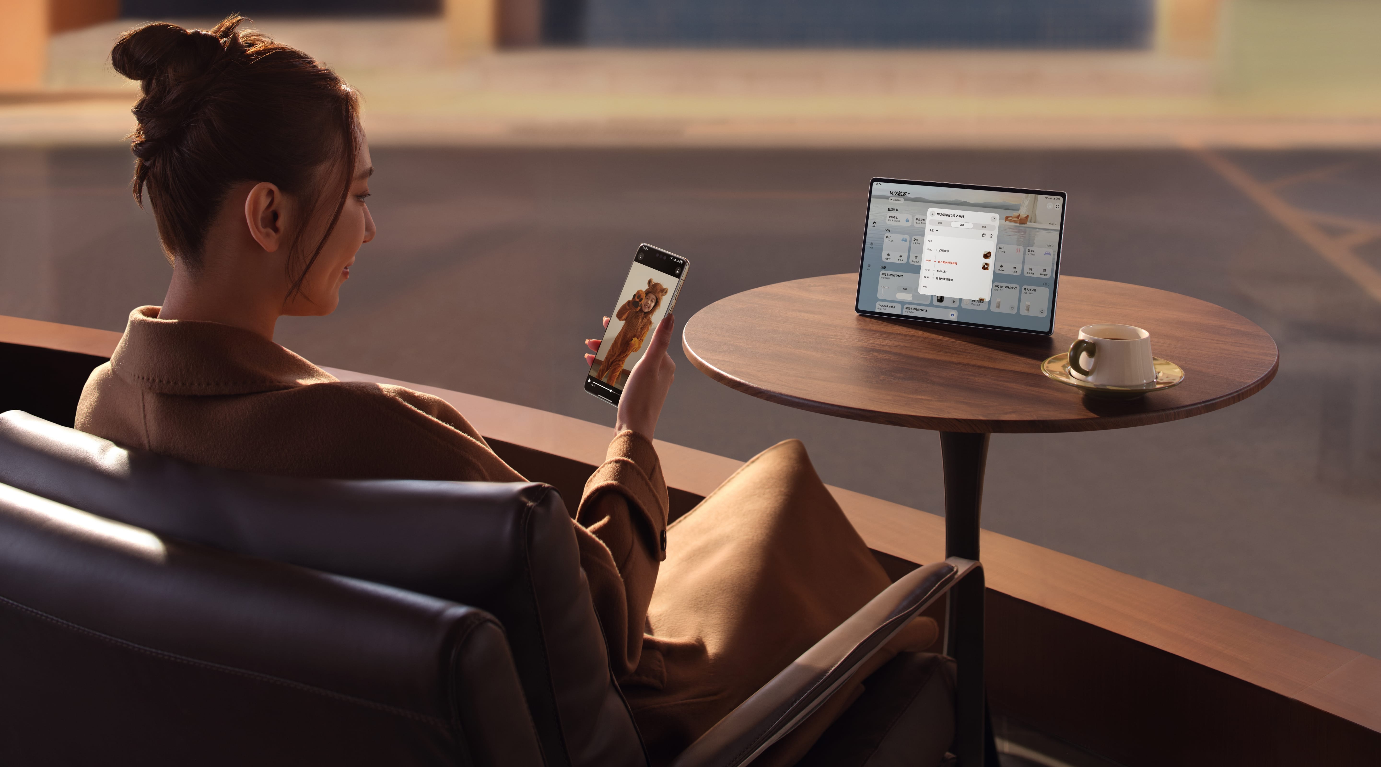 用户使用手机查看猫眼画面,展示了华为智能门锁 2 Ultra 的超清智能大猫眼守护居家安全功能