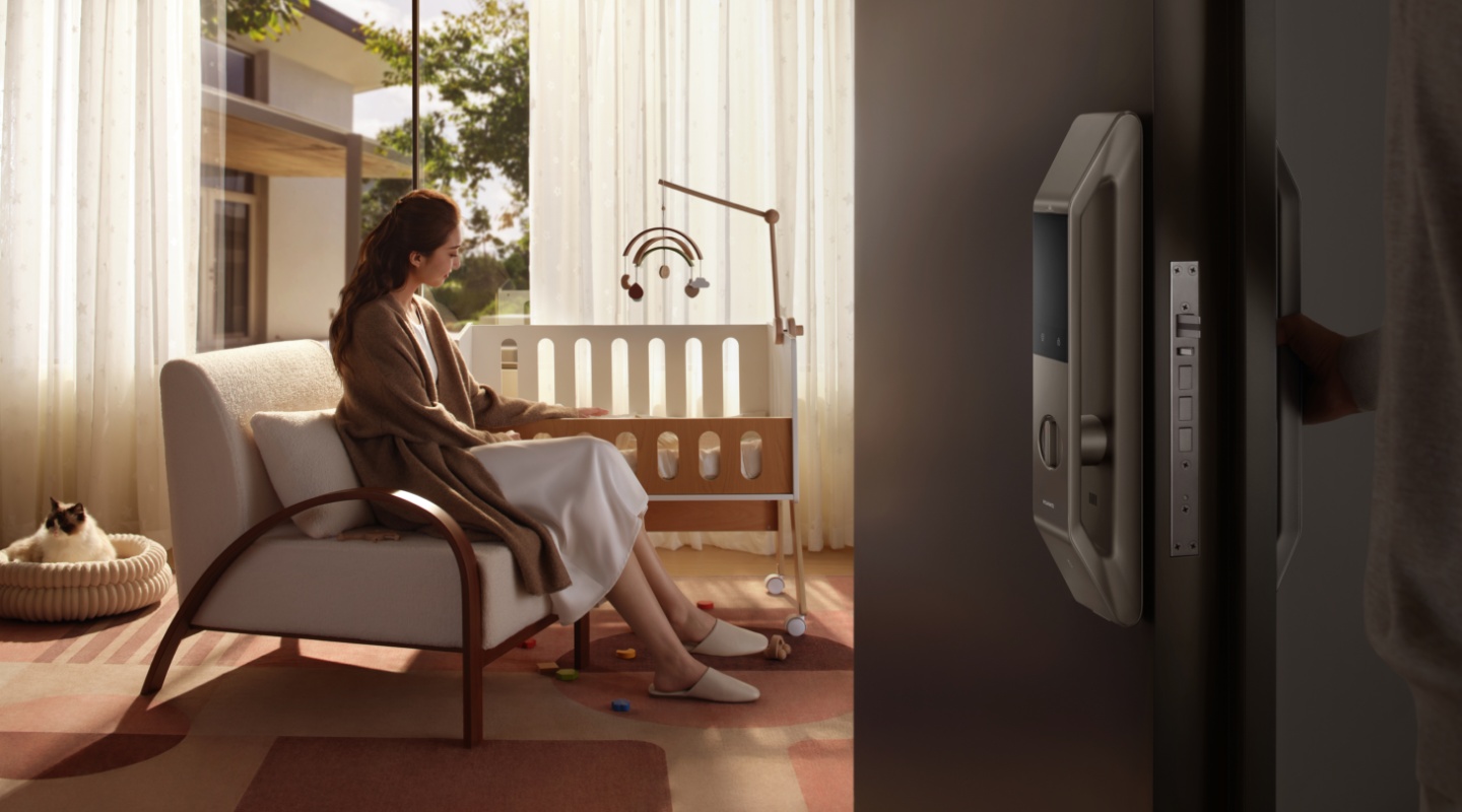 用户夜间安心入睡,展示了华为智能门锁 2 Ultra 全自动降噪特性