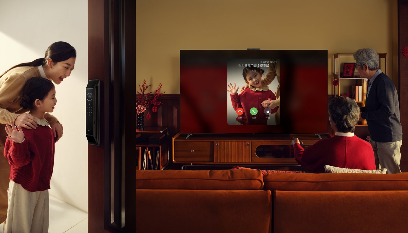 用户使用智慧屏查看门外情况，展示了华为智能门锁 2 悦享版智慧屏画中画功能