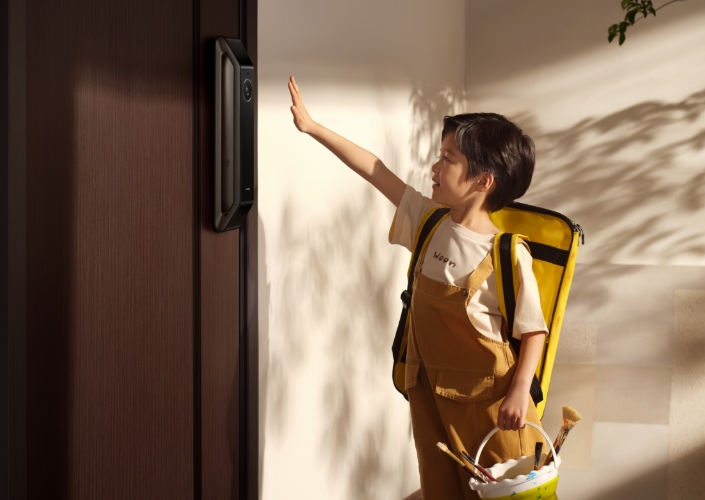 儿童使用掌纹识别解锁,展示了华为智能门锁 2 悦享版的低龄幼儿友好特性