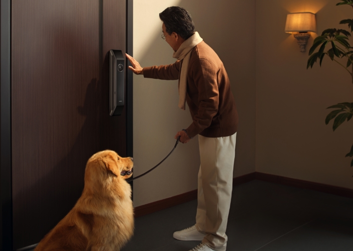 老人使用掌纹识别解锁,展示了华为智能门锁 2 悦享版无惧老人指纹磨损,依旧可以便捷解锁的特性