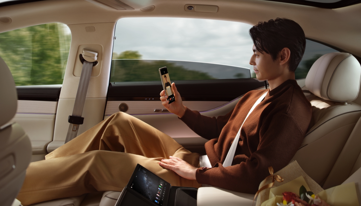 用户使用手机远程查看门外情况，展示了华为智能门锁 2 悦享版手机远程可视对讲与解锁功能