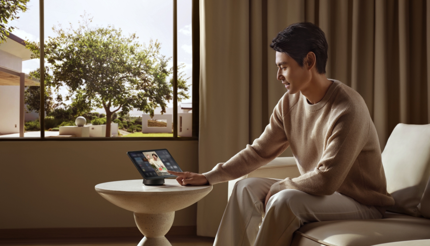 用户使用中控屏查看门外情况，展示了华为智能门锁 2 悦享版中控屏画中画功能