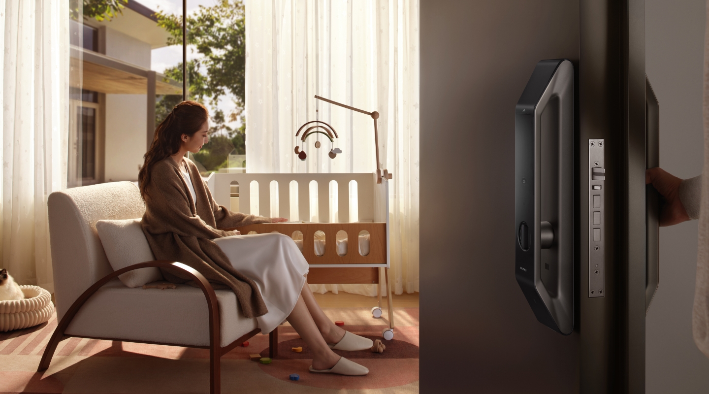 用户在哄孩子入睡,展示了华为智能门锁的全自动降噪特性