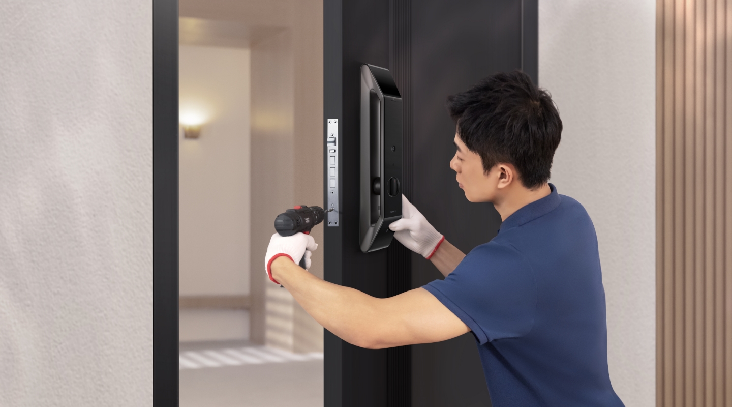 维修人员上门安装,展示了华为智能门锁 2 悦享版的高端权益