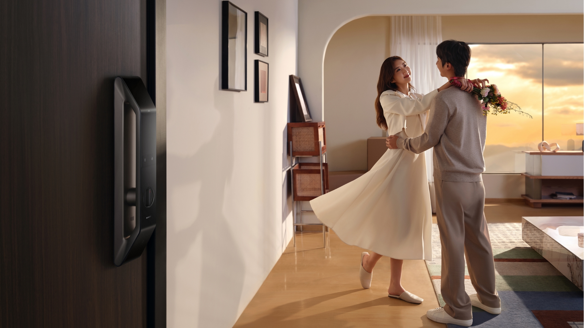 用户解锁回家，展示了使用华为智能门锁 2 后的温馨便捷家居生活