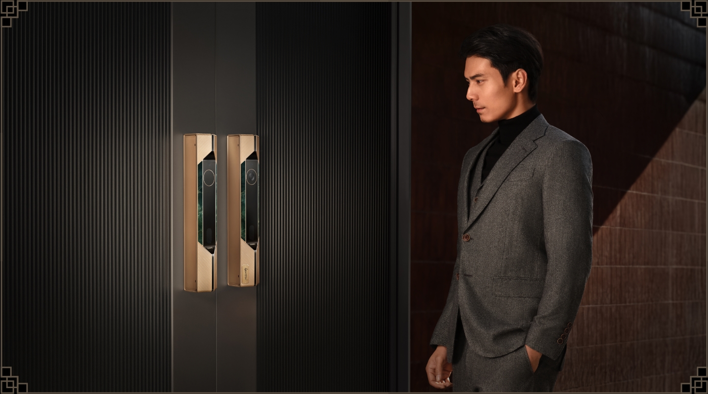 用户使用人脸部识进行解锁，展示了AI 3D 人脸识别 3.0 功能