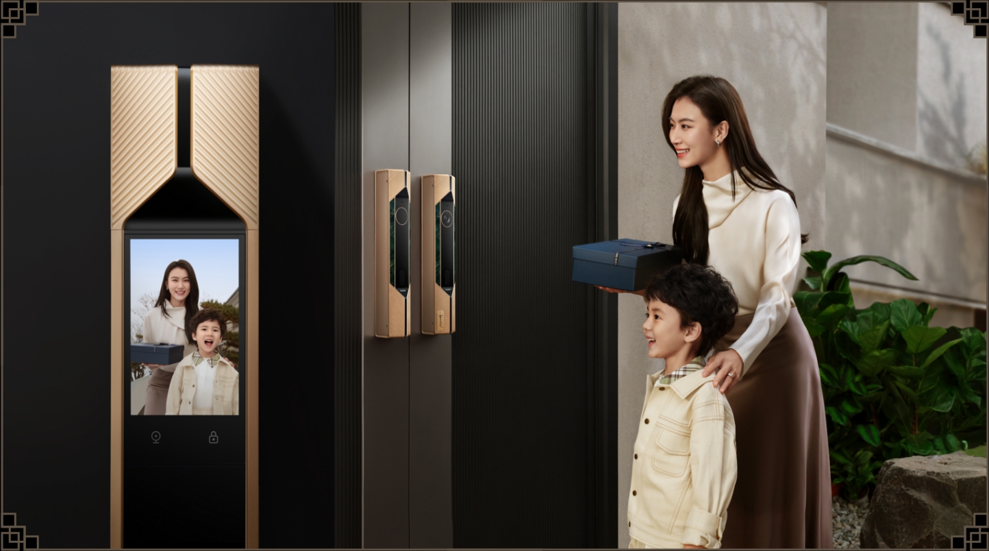 用户使用猫眼观察门外画面，展示了华为智能门锁 X1 的超清智能大猫眼守护居家安全功能