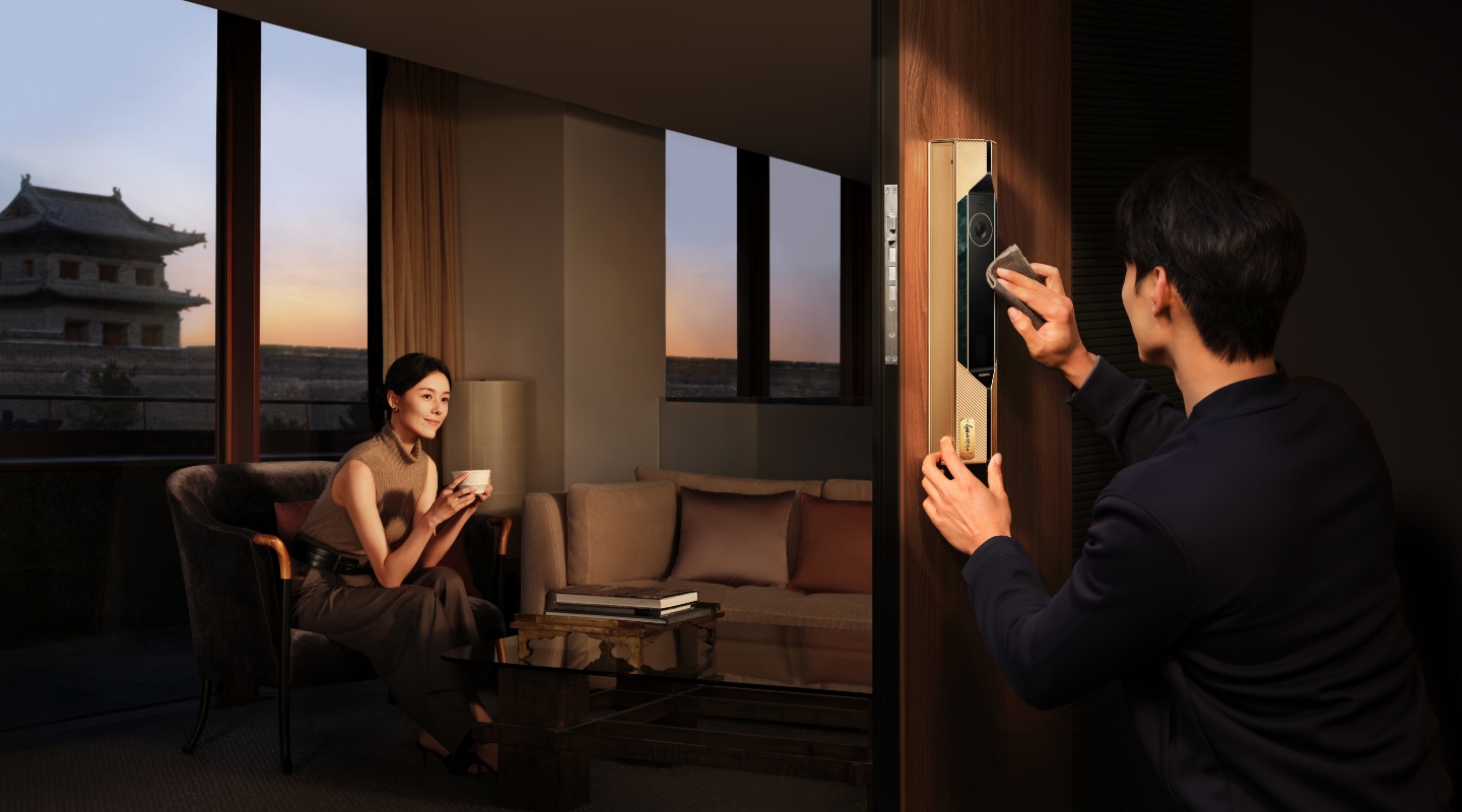 专人专员上门安装，展示了华为智能门锁 X1 的高端权益