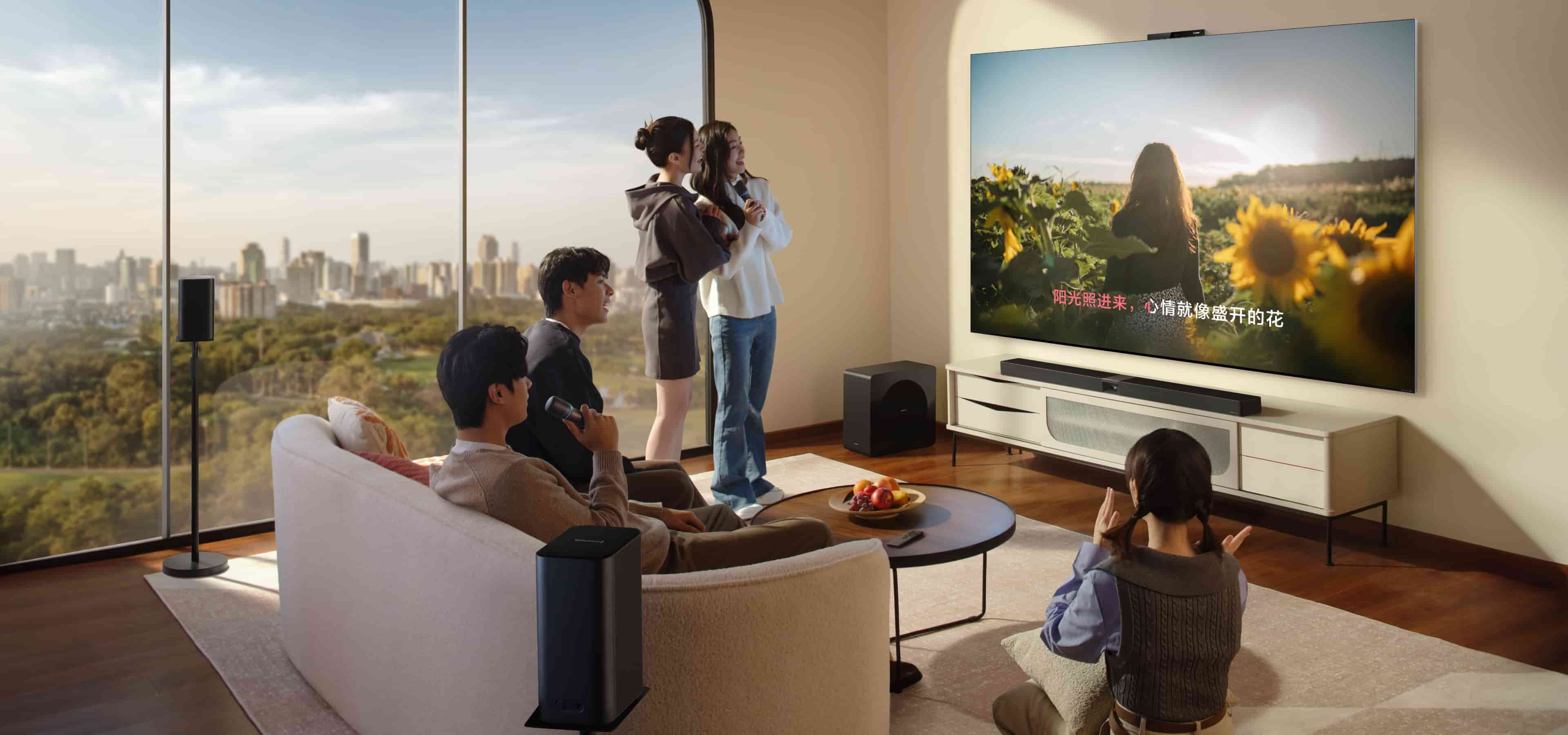 一群用户在客厅使用华为悦彰家庭影院 K 歌,展示了华为悦彰家庭影院的 K 歌功能。