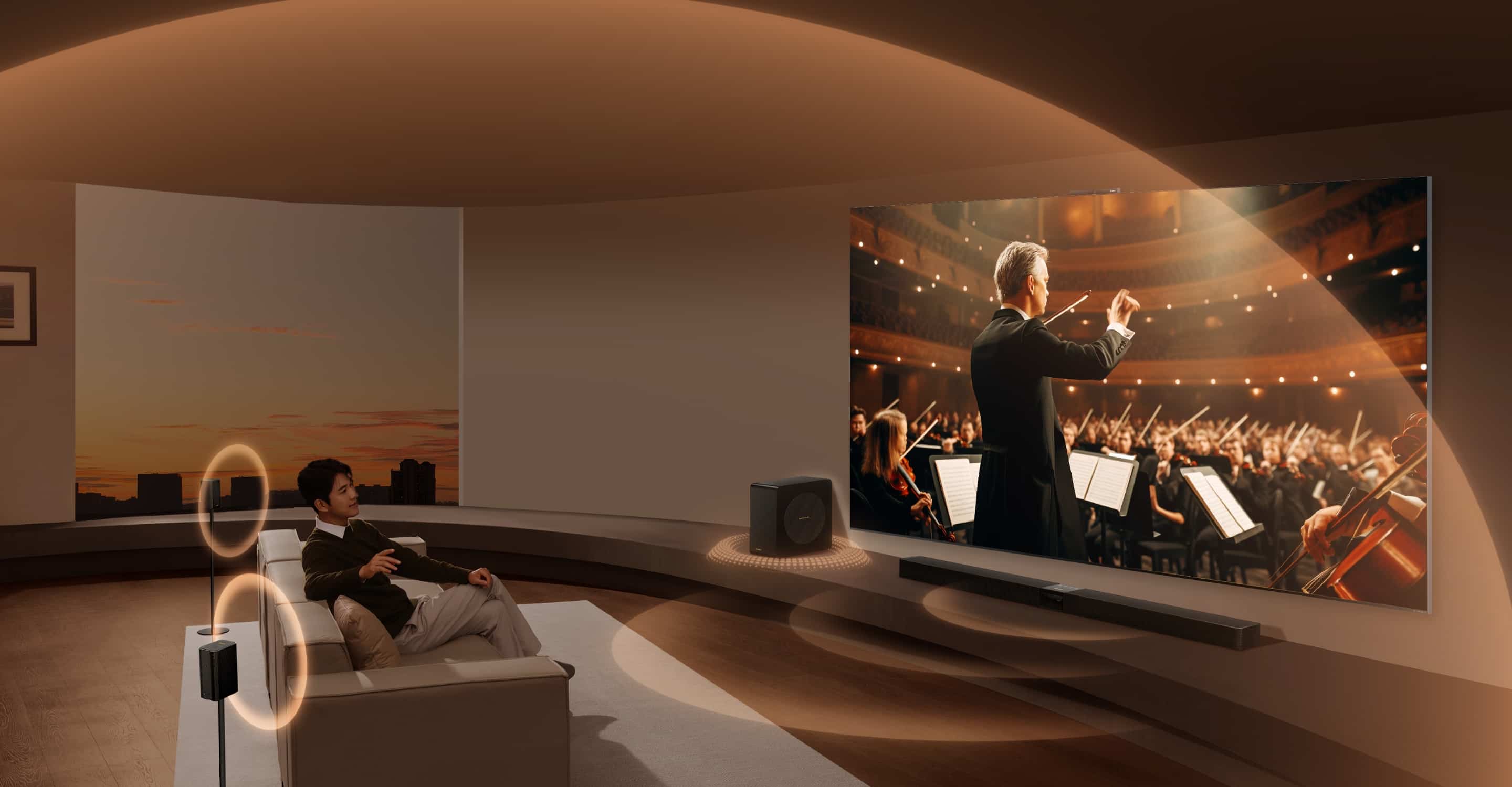 一名男性用户在客厅欣赏由华为悦彰家庭影院呈现的交响乐表演,展示了空间音频算法。