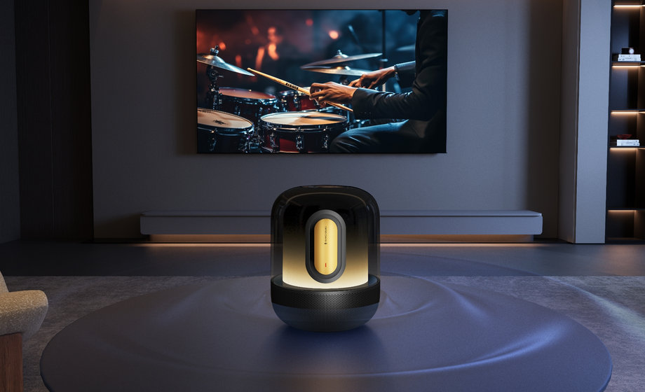 沙漠中的 HUAWEI Sound X5 内部视图，展示了悦彰低音扎实