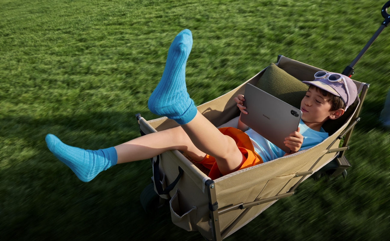用户在户外使用 HUAWEI MatePad 11.5，展示了其随拿随用的特点