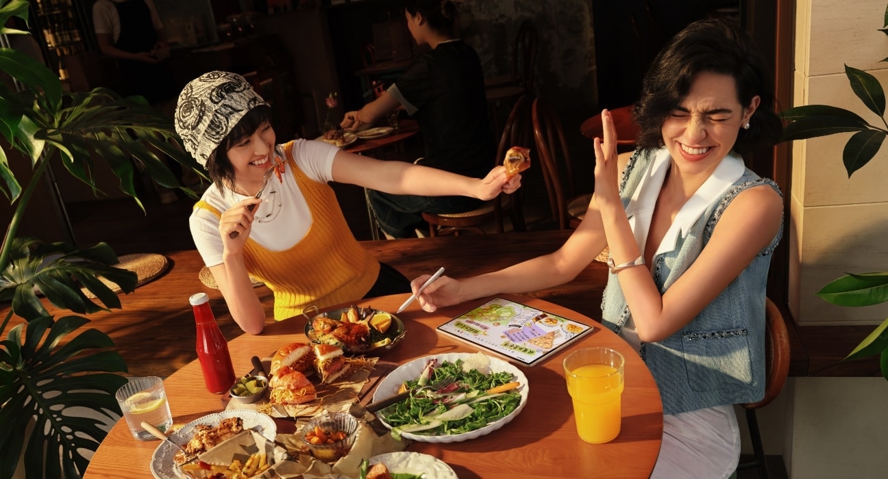 HUAWEI MatePad Air 两位女生在餐厅用餐，并使用平板记笔记