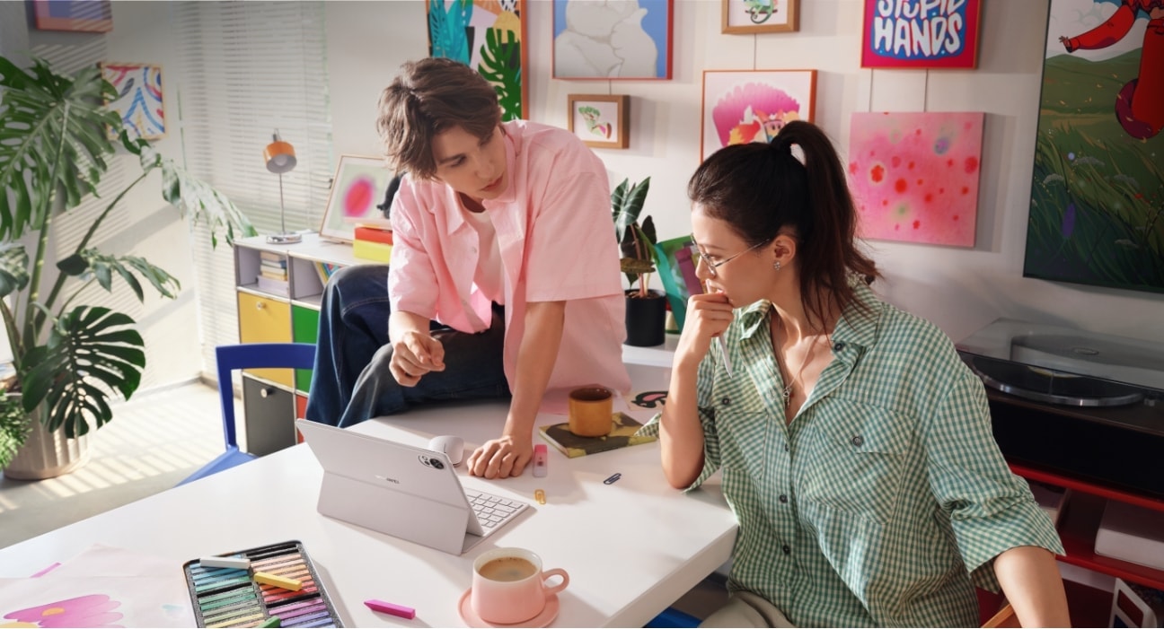 HUAWEI MatePad Air 两个人在创意工作室轻办公