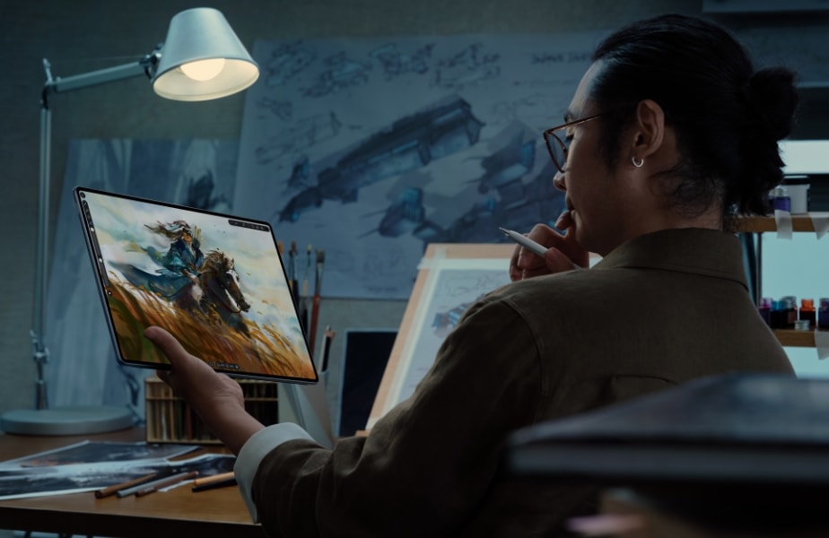 用户使用 HUAWEI MatePad Edge 双模式进行绘画和视频剪辑