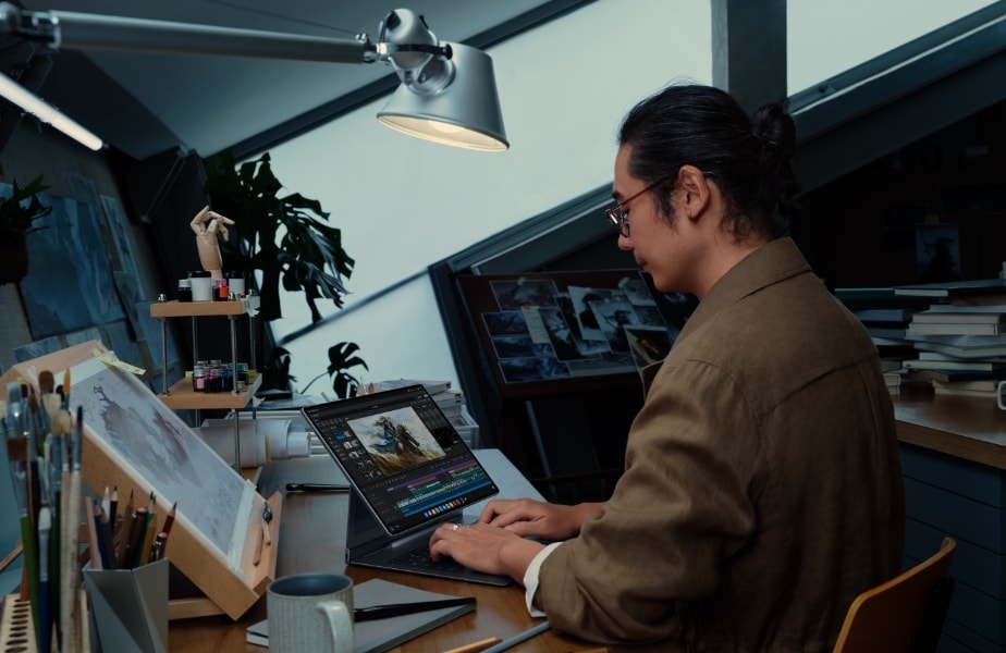 用户使用 HUAWEI MatePad Edge 双模式进行绘画和视频剪辑