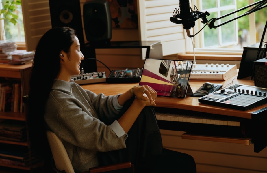 用户使用 HUAWEI MatePad Edge 双模式体验娱乐和创作