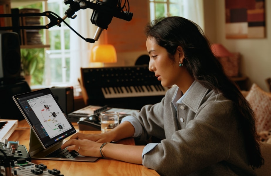 用户使用 HUAWEI MatePad Edge 双模式体验娱乐和创作