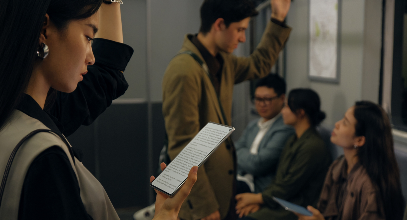 用户使用 HUAWEI MatePad Mini 悦读版侧边按键指纹解锁，展现了平板的阅读便捷性