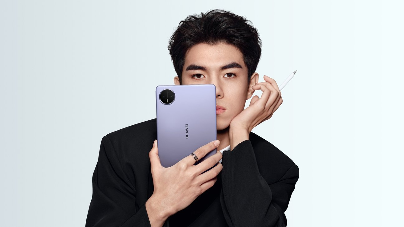 男性用户手持幻影紫 HUAWEI MatePad Mini 悦读版