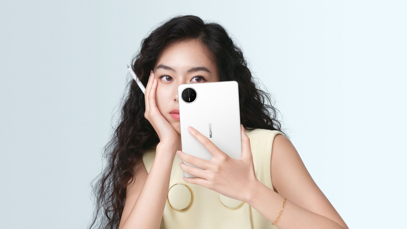 女性用户手持雪域白 HUAWEI MatePad Mini 悦读版