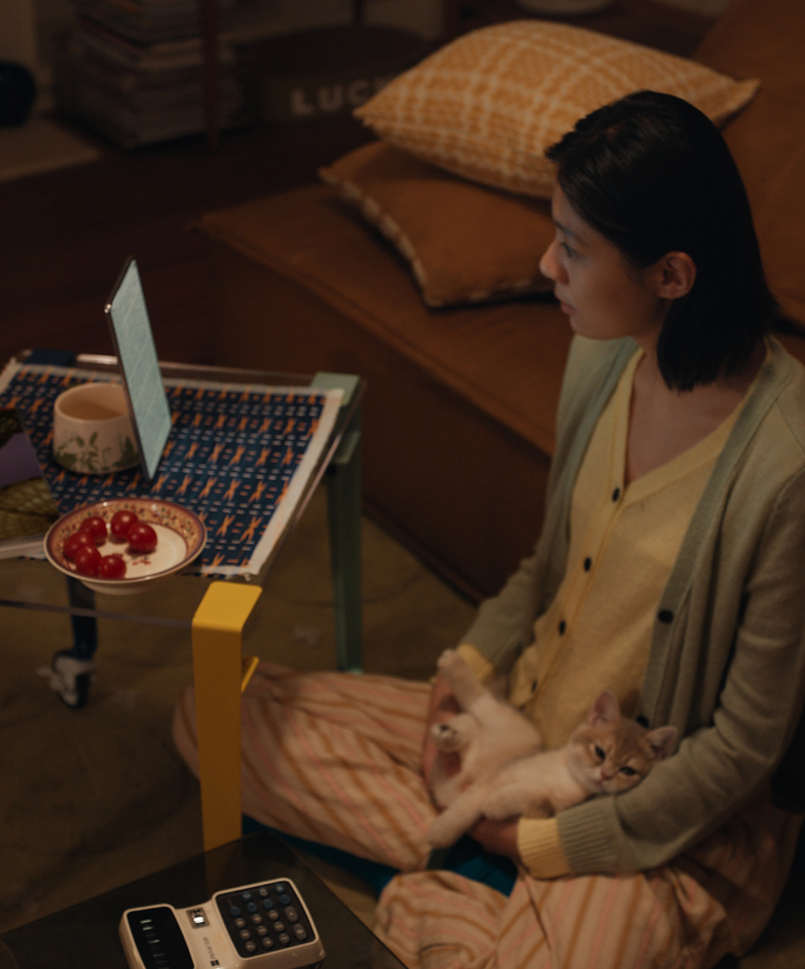 用户使用 HUAWEI MatePad Mini 悦读版翻页，展现了眼动翻页功能