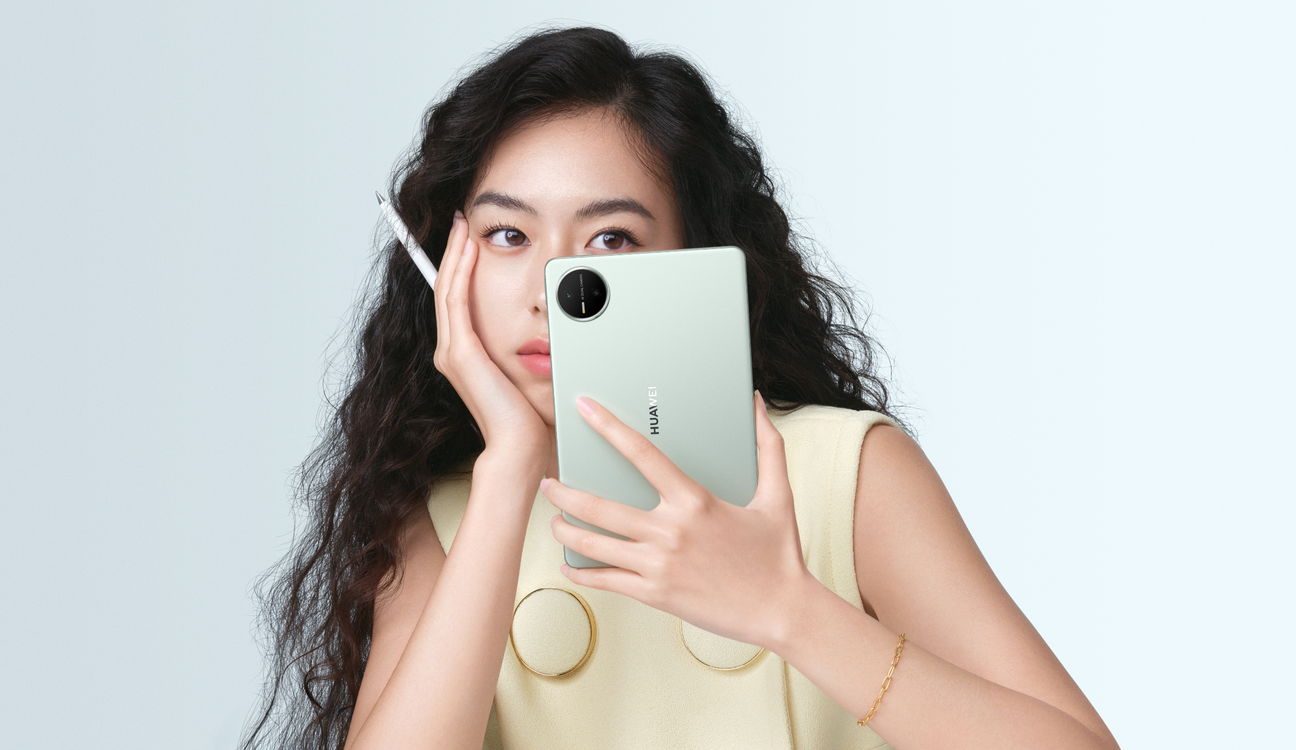 女性用户手持云杉绿 HUAWEI MatePad Mini