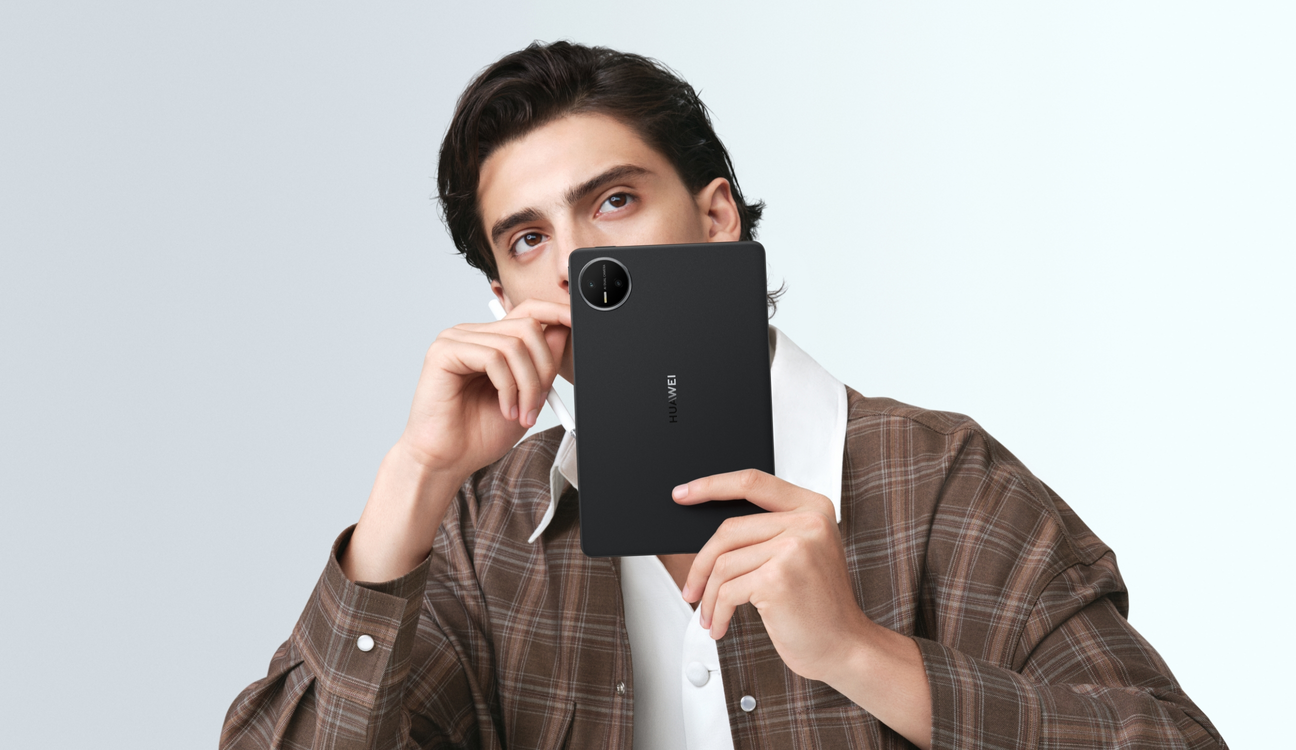 男性用户手持曜石黑 HUAWEI MatePad Mini