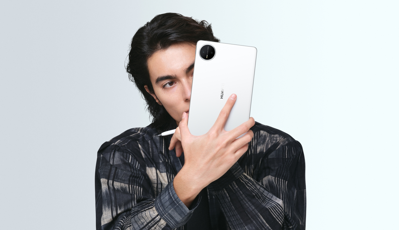 男性用户手持雪域白 HUAWEI MatePad Mini