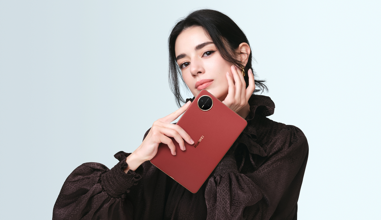 女性用户手持寰宇红 HUAWEI MatePad Mini