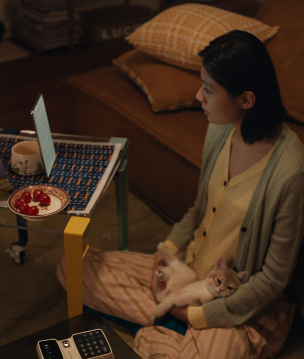 用户使用 HUAWEI MatePad Mini 记录笔记，展现了华为阅读笔记边读边记的功能