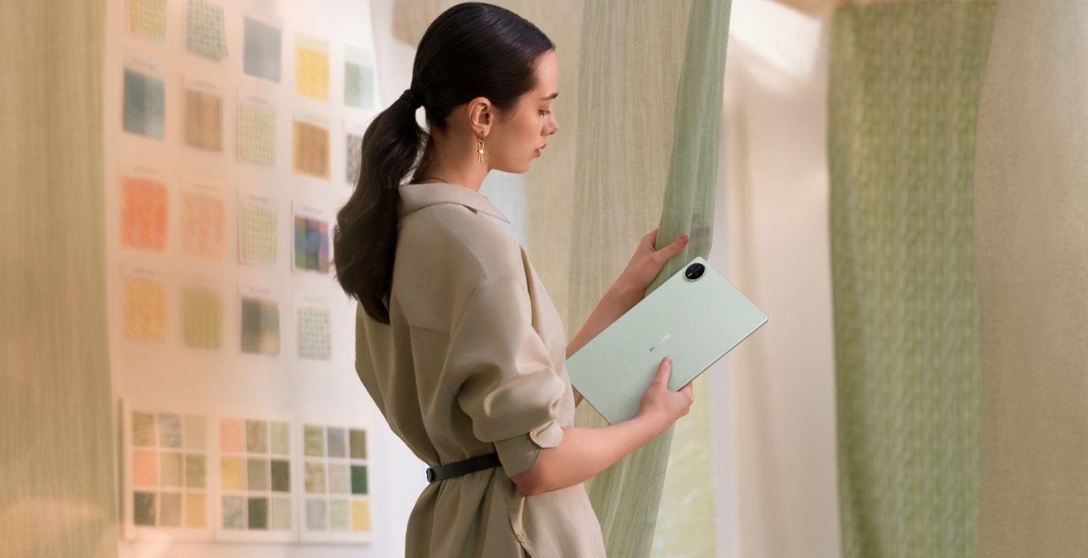 HUAWEI MatePad Pro 12.2 英寸女模特手持平板，展示绿色 ID 背板