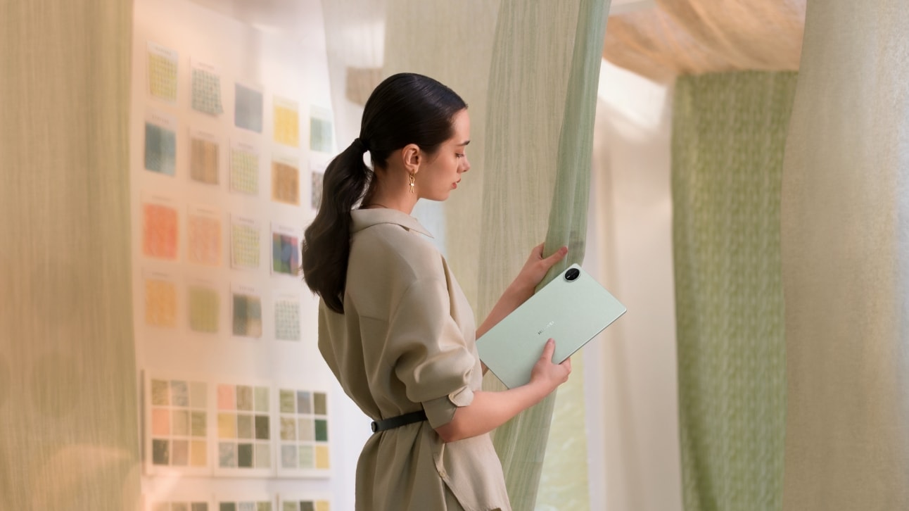 HUAWEI MatePad Pro 12.2 英寸女模特手持平板，展示绿色 ID 背板