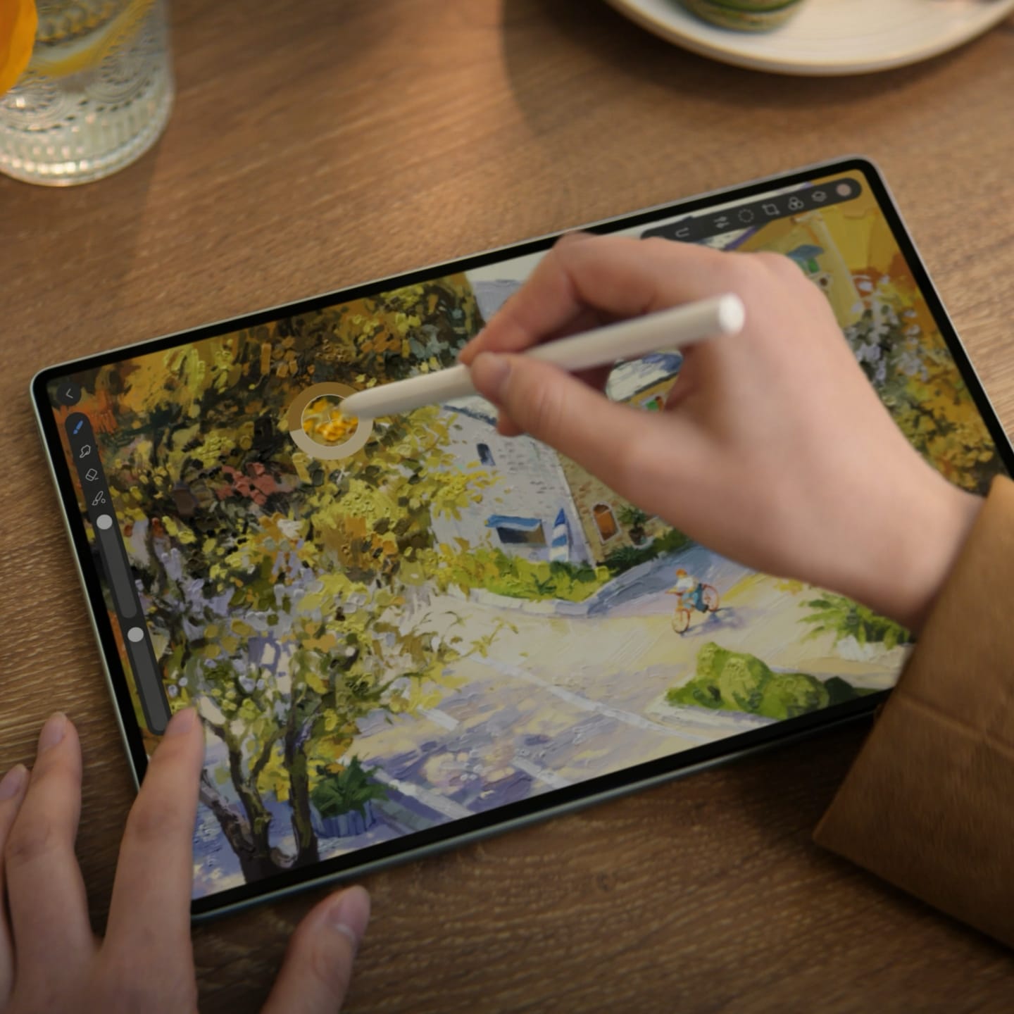 HUAWEI MatePad Pro 12.2 英寸展示天生会画 app 绘画界面
