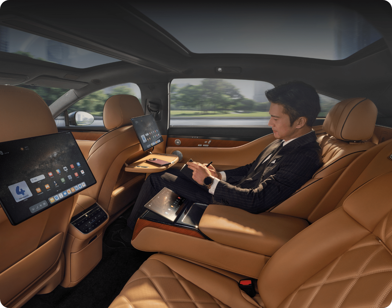 HUAWEI MatePad Pro 13.2 英寸和车内屏幕协同，展示 HUAWEI MagLink 功能