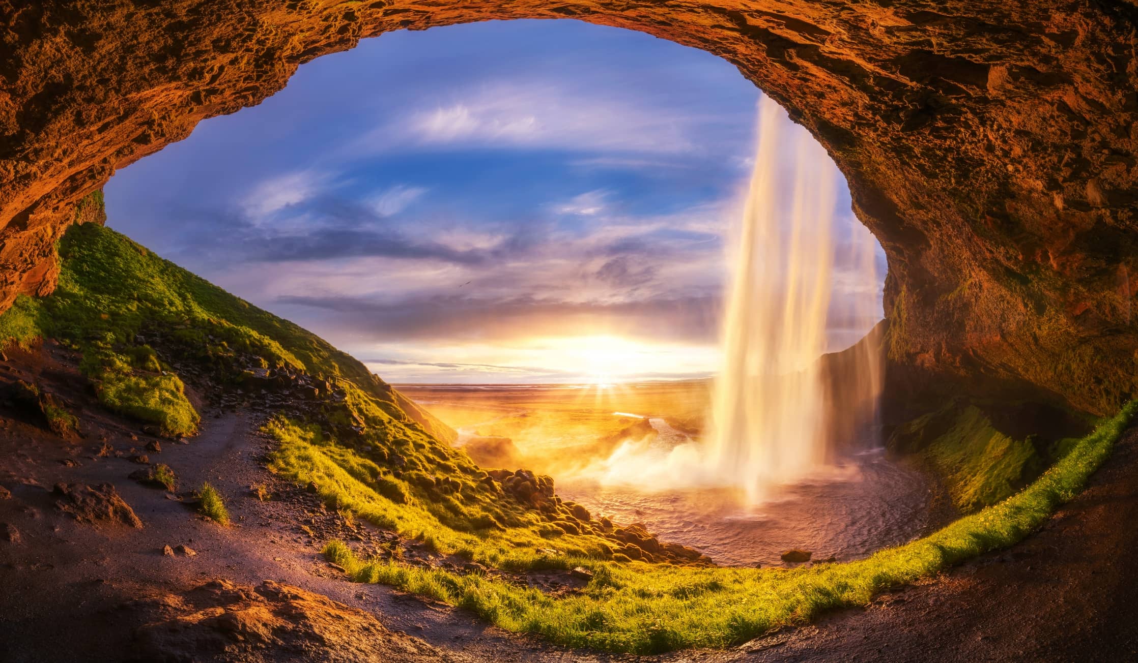 HUAWEI MateTV MAX 场景图，展示产品明暗显示能力