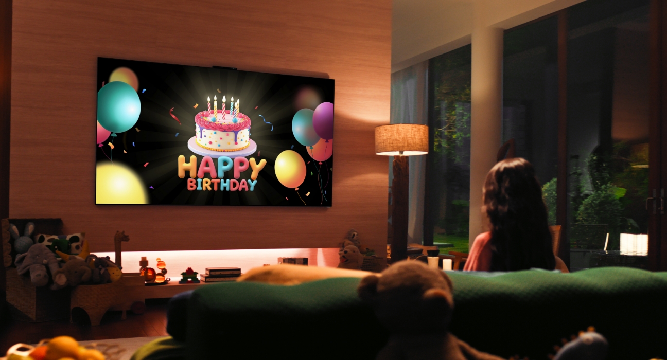 HUAWEI MateTV 场景图，展示产品个性化问候功能