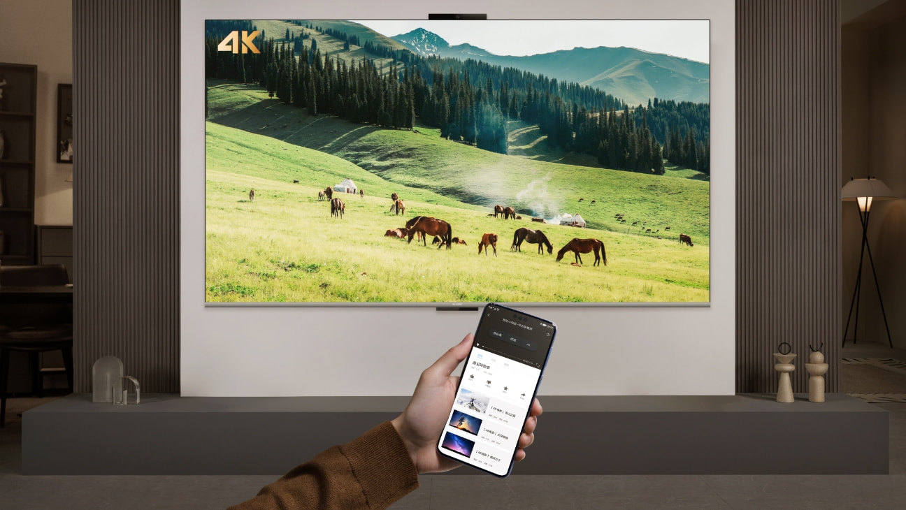 华为智慧屏 S6 场景图，屏幕展示手机投屏内容