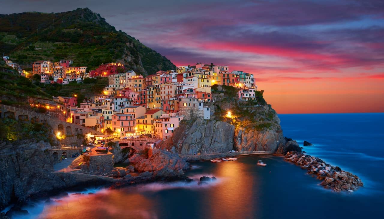 华为智慧屏 S6 屏幕画面，展示海边城市黄昏时段的缤纷色彩